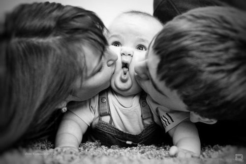 Bebê sendo beijado pelos pais / Imagens Fofas para Tumblr, We Heart it, etc