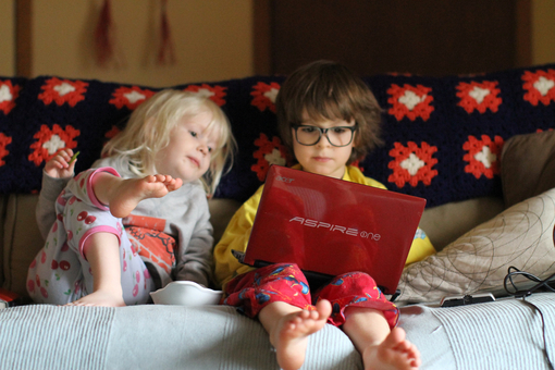 Crianças no sofá / Imagens Fofas para Tumblr, We Heart it, etc