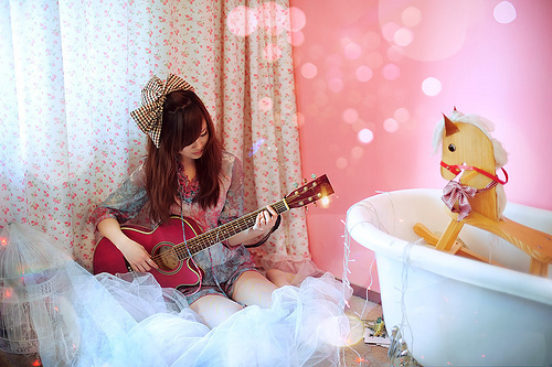 Garota tocando violão / Imagens Fofas para Tumblr, We Heart it, etc