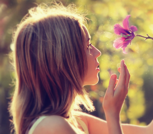 Menina cheirando flor / Imagens Fofas para Tumblr, We Heart it, etc