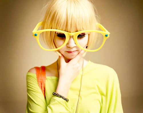 Menina com óculos amarelo gigante / Imagens Fofas para Tumblr, We Heart it, etc