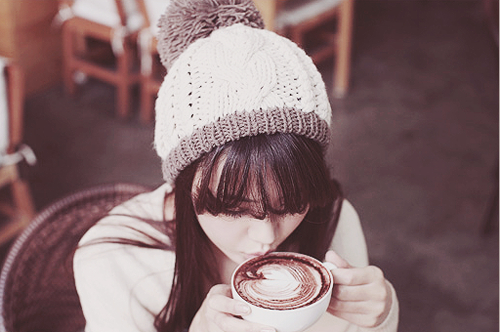 Menina tomando café / Imagens Fofas para Tumblr, We Heart it, etc