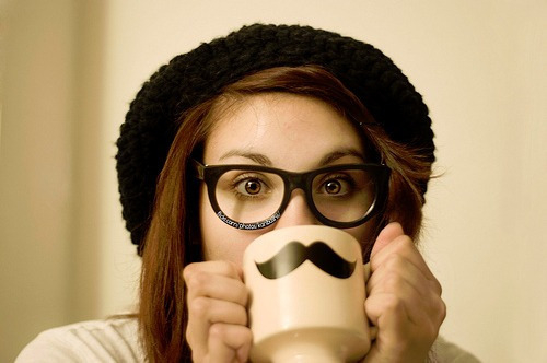 Menina tomando café na xícara bigode / Imagens Fofas para Tumblr, We Heart it, etc
